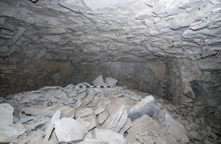 Um espaço cavernoso cheio de escombros